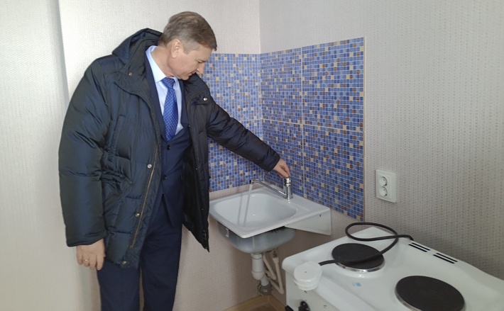 Глава администрации Искитимского района Юрий Саблин лично проверил состояние квартир, ключи от которых вручили очередникам-сиротам: все в порядке, ремонт сделан, вода есть. Фото: iskitimr.nso.ru