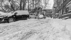 Во дворах ни пройти, ни проехать — редкий дворник брался за сизифов труд: греби не греби, через пять минут снова снега по колено. Фото: Андрей Заржецкий