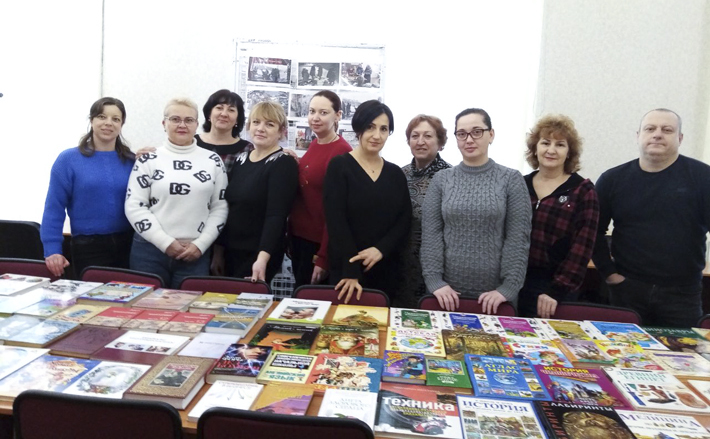 Запорожские библиотекари в день получения книг из Новосибирска, 1 февраля. Редактору «Советской Сибири» пришло радостное сообщение в мессенджер от представителя министерства культуры Запорожской области Ирины Михальчук: «Здравствуйте, Юлия Викторовна. Книги, наконец-то, прибыли вчера в Мелитополь! И произошло это только благодаря таким энтузиастам, как вы и Ростислав Валерьевич. Спасибо огромное всем-всем жителям Сибири от наших читателей! Дай Бог здоровья всем и нашей скорейшей победы!». Видео можно увидеть на нашем сайте и в социальных сетях. Фото: Ирина Михальчук