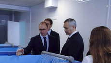 Сергей Севастеев демонстрирует губернатору Новосибирской области Андрею Травникову, насколько эффективна новая технология. Фото предоставлено центром аквакультуры НГАУ