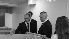 Сергей Севастеев демонстрирует губернатору Новосибирской области Андрею Травникову, насколько эффективна новая технология. Фото предоставлено центром аквакультуры НГАУ