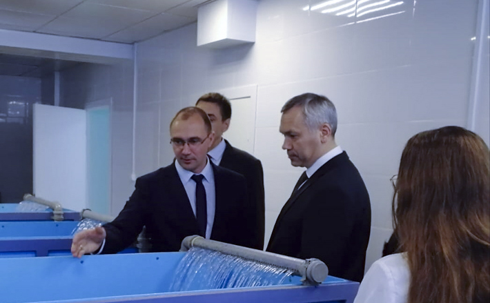 Сергей Севастеев демонстрирует губернатору Новосибирской области Андрею Травникову, насколько эффективна новая технология. Фото предоставлено центром аквакультуры НГАУ