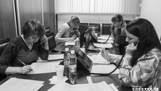 На прямую линию «О предоставлении мер социальной поддержки и порядке выплат единого пособия семьям с детьми», которая проходила в приемной губернатора на минувшей неделе, поступило 70 обращений, 11 из них поставлено на контроль. Звонки поступали из Новосибирска, Искитима, Северного района и других районов области. Вопросы касались единой выплаты на детей, в том числе для семей мобилизованных. На вопросы граждан отвечали представители министерства труда и социального развития Новосибирской области и Фонда социального и пенсионного страхования по Новосибирской области. Такие прямые линии проходят в общественной приемной губернатора регулярно. Фото: Андрей Заржецкий