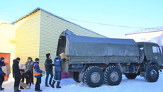 Продукты для жителей пострадавшего от войны Беловодского района ЛНР, собранные черепановцами, еле вошли в КамАЗ — скоро он отправится к месту назначения. Фото: cherepanovo.nso.ru