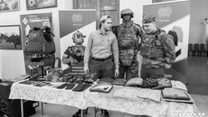Как сообщил Семён Ковалёв, специалист компании «Филин», компания занимается производством бронезащиты, военной экипировки и военной одежды. Производят бронеплиты, противоосколочные пакеты, бронежилеты в сборе, то есть чехлы, штурмовые комплектации для скрытого ношения, для разведчиков и так далее. Фото: Андрей Заржецкий