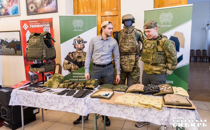 Как сообщил Семён Ковалёв, специалист компании «Филин», компания занимается производством бронезащиты, военной экипировки и военной одежды. Производят бронеплиты, противоосколочные пакеты, бронежилеты в сборе, то есть чехлы, штурмовые комплектации для скрытого ношения, для разведчиков и так далее. Фото: Андрей Заржецкий