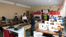 Куйбышевские старшеклассницы раскраивают сумки для участников специальной военной операции — первая партия уже отправилась на фронт. Фото: kuibyshev.nso.ru