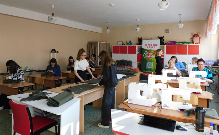 Куйбышевские старшеклассницы раскраивают сумки для участников специальной военной операции — первая партия уже отправилась на фронт. Фото: kuibyshev.nso.ru