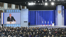 Владимир Путин (из послания президента ФС РФ): «Сегодня регионы страны оказывают прямую поддержку городам, районам и поселкам Донецкой и Луганской Народных Республик, Запорожья и Херсонщины, делают это искренне, как настоящие братья и сестры. Теперь мы снова вместе, а значит, стали еще сильнее и сделаем все, чтобы на эту нашу землю вернулся долгожданный мир, чтобы безопасность людей была обеспечена. За это, за своих предков, за будущее детей и внуков, за восстановление исторической справедливости, за воссоединение нашего народа сегодня сражаются бойцы, наши герои». Фото: kremlin.ru