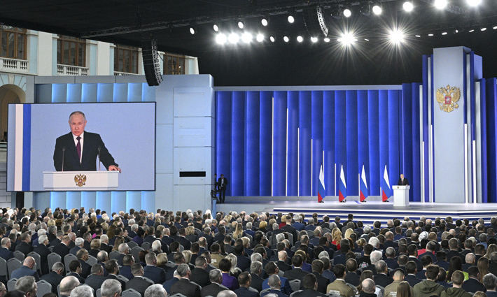 Владимир Путин (из послания президента ФС РФ): «Сегодня регионы страны оказывают прямую поддержку городам, районам и поселкам Донецкой и Луганской Народных Республик, Запорожья и Херсонщины, делают это искренне, как настоящие братья и сестры. Теперь мы снова вместе, а значит, стали еще сильнее и сделаем все, чтобы на эту нашу землю вернулся долгожданный мир, чтобы безопасность людей была обеспечена. За это, за своих предков, за будущее детей и внуков, за восстановление исторической справедливости, за воссоединение нашего народа сегодня сражаются бойцы, наши герои». Фото: kremlin.ru