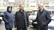 Генеральный директор АИР Александр Зырянов рассказал губернатору Андрею Травникову об акции «Рябина» и о том, сколько средств удалось собрать. Фото: nso.ru