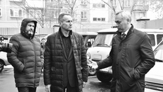 Генеральный директор АИР Александр Зырянов рассказал губернатору Андрею Травникову об акции «Рябина» и о том, сколько средств удалось собрать. Фото: nso.ru