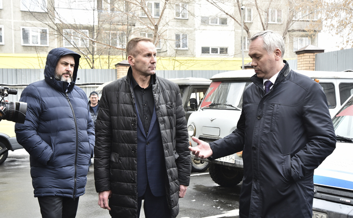 Генеральный директор АИР Александр Зырянов рассказал губернатору Андрею Травникову об акции «Рябина» и о том, сколько средств удалось собрать. Фото: nso.ru