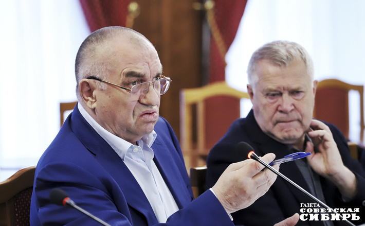 Депутат Николай Мочалин весьма обеспокоен судьбой речки Каменки — в нее льет отходы фактически весь Дзержинский район. Парламентарий убежден: меры надо принимать немедленно. Фото: Андрей Заржецкий