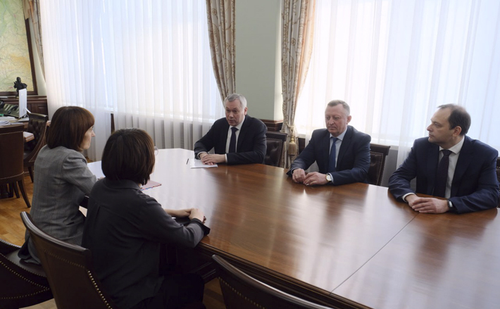 Рабочая встреча губернатора Андрея Травникова с заместителем министра образования России Ольгой Петровой по вопросам создания курса «Основы российской государственности». Фото: nso.ru
