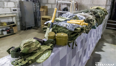 Общий вес груза гуманитарной помощи для мобилизованных в Донбасс сибиряков, куда в том числе вошли теплая одежда и обувь, составил более 14 тонн. Фото: Андрей Заржецкий