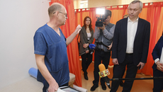 Губернатор Новосибирской области Андрей Травников узнал при личной встрече с военнослужащими, пострадавшими в СВО, как проходит их реабилитация.
Фото: nso.ru