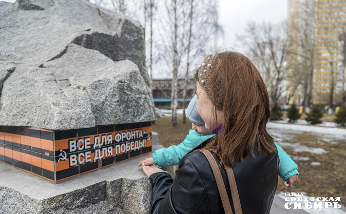 Татьяна Е., жена военнослужащего, участника СВО: «Всем парням, бойцам, которые сейчас на фронте, хочу пожелать силы духа, терпения. Держитесь друг за друга. Знаю, на передовой вы даже не друзья, а братья. Любите свои семьи, верьте в родных, как и они верят в вас. От всех жен хочу сказать: ждет и дождется каждая. Мы гордимся вами. Возвращайтесь скорее!» Фото: Андрей Заржецкий