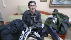 Житель Куйбышева Андрей Орехин из-за заболевания ходит с палочкой, кроме того, государство обеспечивает его ортопедической обувью. Вот только носить ее он не может. Хоть и стоят ботинки около 10 000 рублей. Фото: Юлия Назаренко