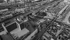 На левобережной развязке более чем наполовину выполнены работы по бетонированию монолитной плиты проезжей части эстакады, по шести съездам готовность подпорных стен составляет от 45 до 100 процентов. Фото: Сергей Ветров