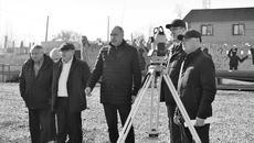 Строители пообещали депутату возвести здание детской школы искусств в срок. Фото: cherepanovo.nso.ru