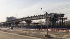 Длина основного хода трассы моста через Обь составит 5,1 километра. Завершение строительства станет основой серьезного обновления транспортной системы Новосибирска. По мостовому переходу и транспортным развязкам предусмотрено непрерывное бессветофорное движение, что увеличит доступность разделенных рекой частей города и разгрузит существующие мосты. Фото: Сергей Ветров