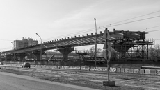 Длина основного хода трассы моста через Обь составит 5,1 километра. Завершение строительства станет основой серьезного обновления транспортной системы Новосибирска. По мостовому переходу и транспортным развязкам предусмотрено непрерывное бессветофорное движение, что увеличит доступность разделенных рекой частей города и разгрузит существующие мосты. Фото: Сергей Ветров