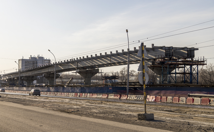 Длина основного хода трассы моста через Обь составит 5,1 километра. Завершение строительства станет основой серьезного обновления транспортной системы Новосибирска. По мостовому переходу и транспортным развязкам предусмотрено непрерывное бессветофорное движение, что увеличит доступность разделенных рекой частей города и разгрузит существующие мосты. Фото: Сергей Ветров