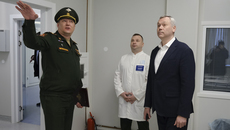 Губернатор Новосибирской области Андрей Травников в военном госпитале встретился с бойцами СВО и руководством медучреждения. Напомним, в период пандемии госпиталь также принимал гражданских. Фото: nso.ru