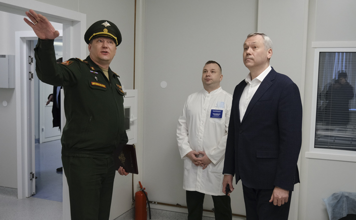 Губернатор Новосибирской области Андрей Травников в военном госпитале встретился с бойцами СВО и руководством медучреждения. Напомним, в период пандемии госпиталь также принимал гражданских. Фото: nso.ru