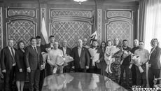 Знак «Почетный донор Новосибирской области» вручили Александру Кузнецову, Олегу Купряжкину, Максиму Серову, Алексею Шевченко. Нагрудный знак «Почетный донор Российской Федерации» получили Артём Никоноров, Александр Орехов, Алексей Стасюков. Также на мероприятии вручили благодарности Законодательного собрания региона Сергею Миллеру, Юрию Шихалеву, Эдуарду Лаврентьеву. Важно отметить, что региональная награда не предполагает мер социальной поддержки. Все соответствующие льготы установлены на федеральном уровне при получении знака «Почетный донор России» (в том числе ежегодная денежная выплата, ее размер в 2022 году — 15 713 рублей). Фото: Андрей Заржецкий