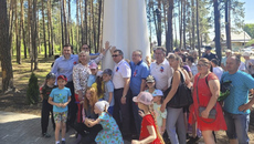 Парк «Гагаринский», создание которого поддержали председатель Законодательного собрания Новосибирской области Андрей Шимкив и депутат регионального парламента Евгений Покровский, открылся в Сузуне минувшим летом. На обустройство 56 тысяч квадратных метров затрачено более 40 миллионов рублей. Фото: zsnso.ru