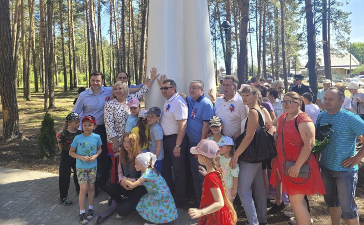 Парк «Гагаринский», создание которого поддержали председатель Законодательного собрания Новосибирской области Андрей Шимкив и депутат регионального парламента Евгений Покровский, открылся в Сузуне минувшим летом. На обустройство 56 тысяч квадратных метров затрачено более 40 миллионов рублей. Фото: zsnso.ru