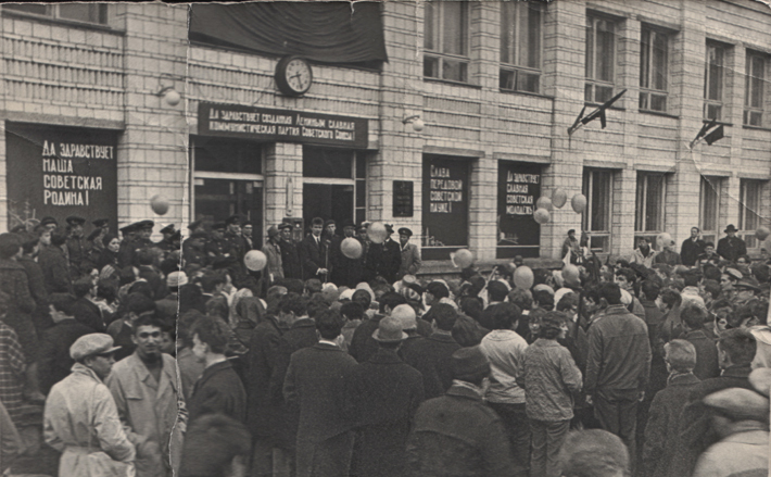Первая Маевка в Академгородке (30 апреля 1966 года). На импровизированной трибуне за микрофоном — Геннадий Швецов, среди участников политического митинга — новосибирские и зарубежные студенты. фото: архив семьи Швецовых