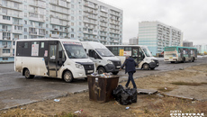Далеко не все улицы и остановки транспорта в Новосибирске могут похвастаться ограждениями, тротуарами и освещением, поэтому зачастую они становятся местами концентрации ДТП. Фото: Андрей Заржецкий