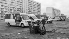 Далеко не все улицы и остановки транспорта в Новосибирске могут похвастаться ограждениями, тротуарами и освещением, поэтому зачастую они становятся местами концентрации ДТП. Фото: Андрей Заржецкий