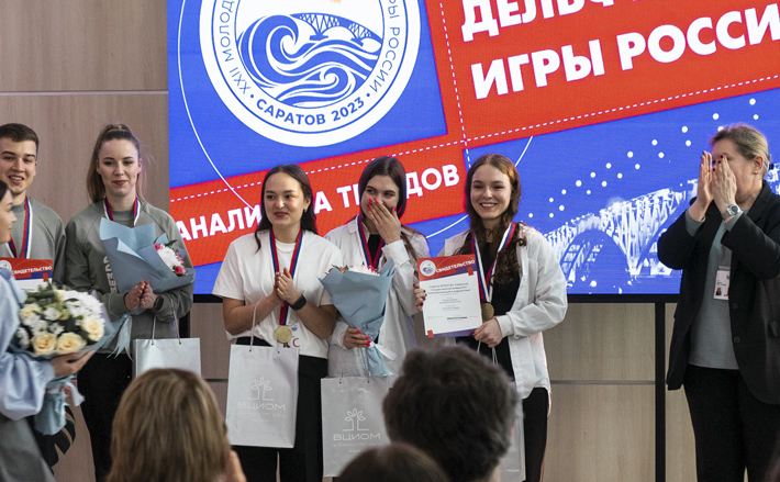 «Мы шли в неизвестность — большой объем работы и настоящая проверка на прочность. Рядом с нами были ребята из ведущих вузов России, чувствовался соревновательный дух, — сообщила редакции Алина Багреева. — Помогали не только те знания, которые мы накопили, но и мастер-классы на Играх. Нам удалось проявить свои аналитические и творческие качества, обойти команды соперников и заполучить заветное золото!» Фото предоставлено Светланой Сторожевой