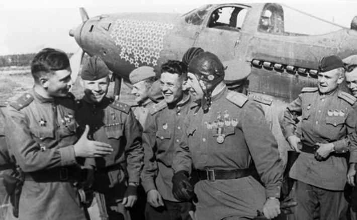 Александр Покрышкин (в центре) после своего успешного воздушного боя беседует с боевыми товарищами. 1 июня 1944 года. Фото: РИА Новости