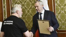 Андрей Травников вручил членам агитбригады благодарственные письма. Фото: nso.ru