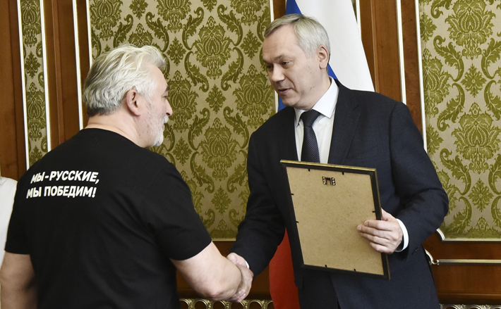 Андрей Травников вручил членам агитбригады благодарственные письма. Фото: nso.ru