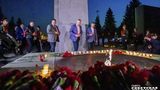 Тысячи новосибирцев, и глава региона Андрей Травников в том числе, приняли участие в традиционной акции «Свеча Памяти», которая прошла на Монументе Славы. Фото: Андрей Заржецкий