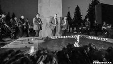 Тысячи новосибирцев, и глава региона Андрей Травников в том числе, приняли участие в традиционной акции «Свеча Памяти», которая прошла на Монументе Славы. Фото: Андрей Заржецкий
