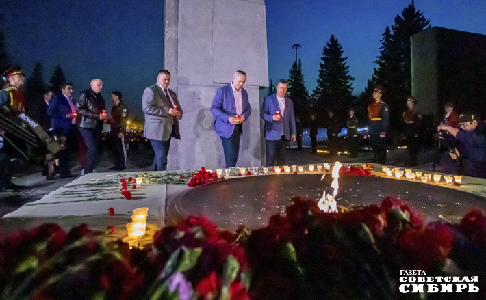 Тысячи новосибирцев, и глава региона Андрей Травников в том числе, приняли участие в традиционной акции «Свеча Памяти», которая прошла на Монументе Славы. Фото: Андрей Заржецкий