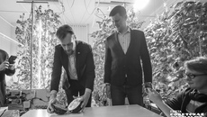 Министру науки и инновационной политики Новосибирской области Вадиму Васильеву и журналистам продемонстрировали линейку технологического оборудования и выращенные с его помощью арбузы, которые представил Роман Рыбаков. Компания разработала ряд инновационных продуктов, которые сейчас реализуются на мировом рынке гидропоники. Эта уникальная продукция опережает конкурентов по ключевым показателям и при этом существенно дешевле. Фото: Андрей Заржецкий
