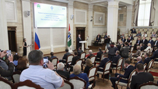 Чествование лауреатов межрегионального конкурса «Директор года» прошло в большом зале правительства области — среди победителей было немало тех, кто получает престижную награду уже не в первый раз.
Фото: zsnso.ru