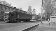 Дорожные знаки запрещают движение грузовиков по дамбе ГЭС и участку улицы Софийской. Но штраф за незаконный проезд составляет всего 500 рублей.
Сейчас пиковая интенсивность движения по улице Софийской — почти 12 тысяч машин в сутки. Фото предоставлено пресс-службой ассоциации перевозчиков