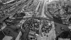 Строительство левобережной развязки четвертого моста идет в центре сложившейся городской застройки и транспортных артерий. Возводят 25 съездов, четыре надземных пешеходных перехода, девять сталежелезобетонных пролетных строений. Фото: Андрей Заржецкий
