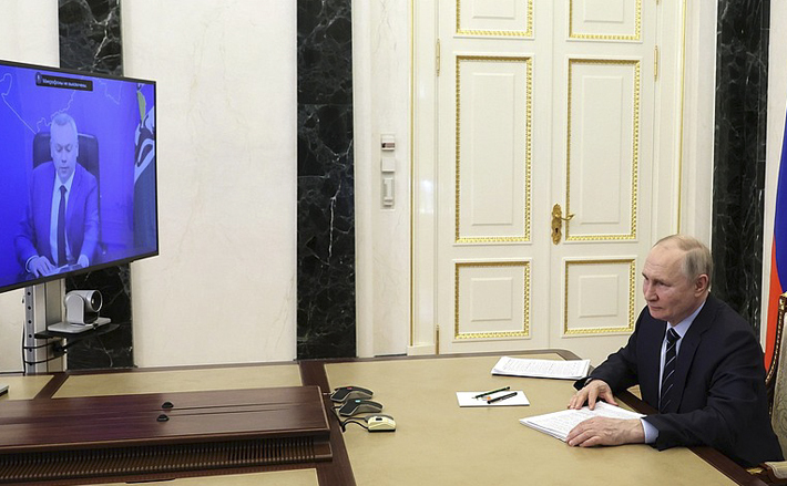 Глава государства отметил в беседе с губернатором: «В целом и вы, и все люди, которых вы привлекли к совместной работе, не просто добиваетесь решения стоящих перед вами задач, а правильно определяете основные направления развития и добиваетесь результатов там, где это наиболее востребовано. Желаю вам успехов, удачи». Фото: kremlin.ru