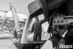 Зерно на полях сеют вместе с удобрением. У посевного комплекса три бака, два из которых используются под семена, один — под удобрение. Удобрения рассыпают не только с семенами, но и между рядами. Они нужны почве, в которой мало азота. Фото: Андрей Заржецкий