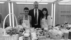 Губернатор Андрей Травников посетил ярмарку органической продукции — нашим производителям было что показать жителям города на Неве. Фото: nso.ru